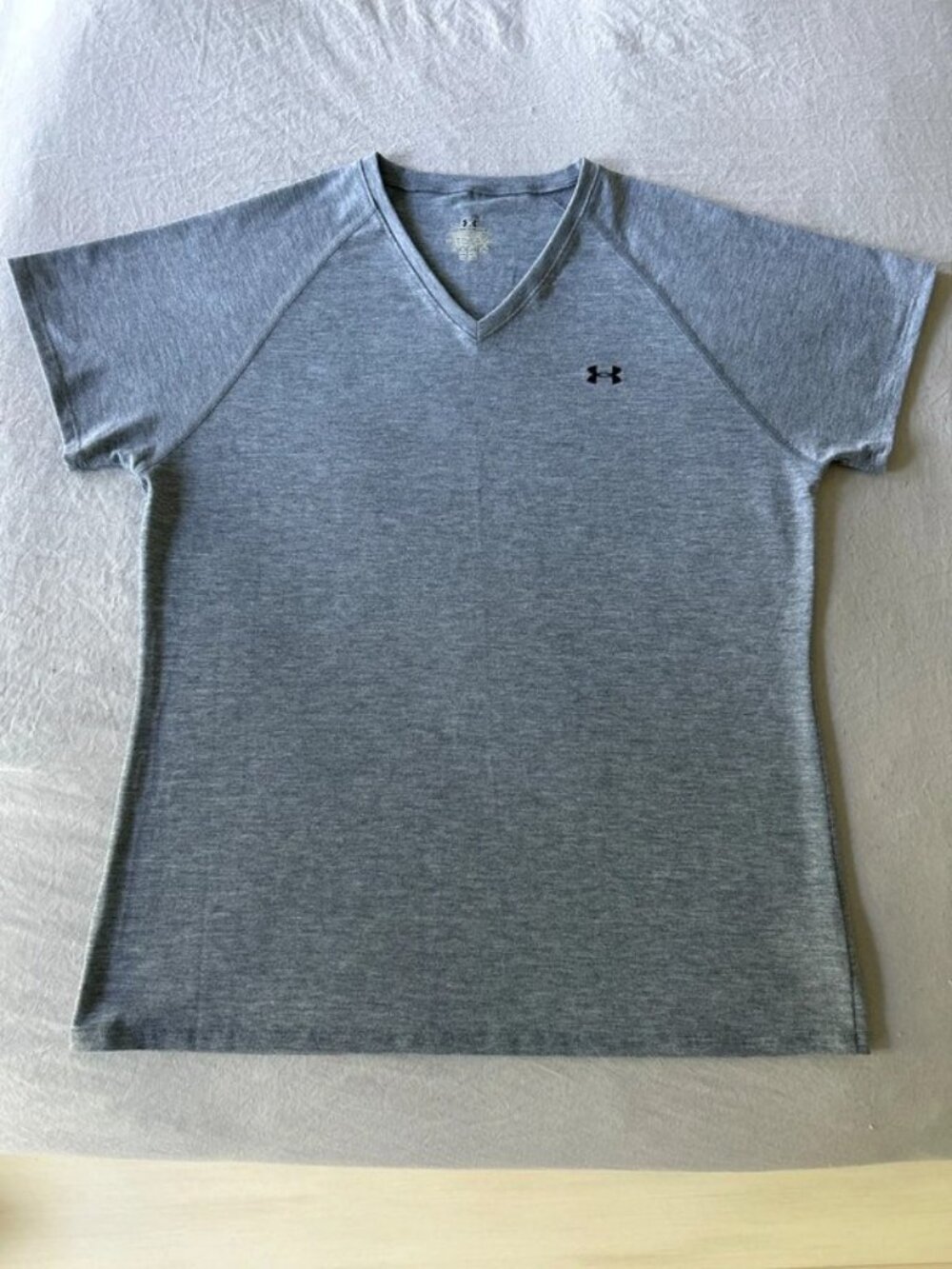 Women’s Under Armour Gray V-Neck Athletic T-Shirt Size M